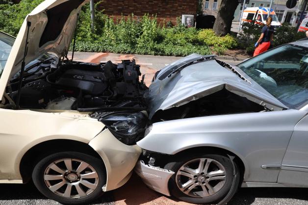 Schwerer Unfall am Rostocker Saarplatz: Mercedes kracht frontal in stehendes Taxi