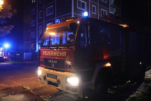 Kellerbrand in Rostock ausgebrochen: Unbekannte entzünden Verschlag in Dierkow - Mann verletzt