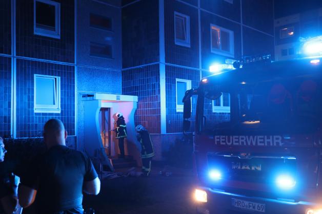 Kellerbrand in Rostock ausgebrochen: Unbekannte entzünden Verschlag in Dierkow - Mann verletzt