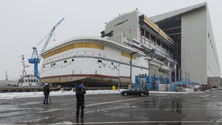 Auf der Meyer Werft in Papenburg wird im Dezember das 120 Meter langen, 42 Meter breiten und mittlerweile 19 Deck hohen Heckteil der „Aidanova“ ausgedockt.