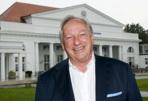 Der Steuerberater und Wirtschaftsprüfer Paul Morzynski, der 2013 das Grand Hotel Heiligendamm übernahm, steht vor dem Kurhaus des Hotels