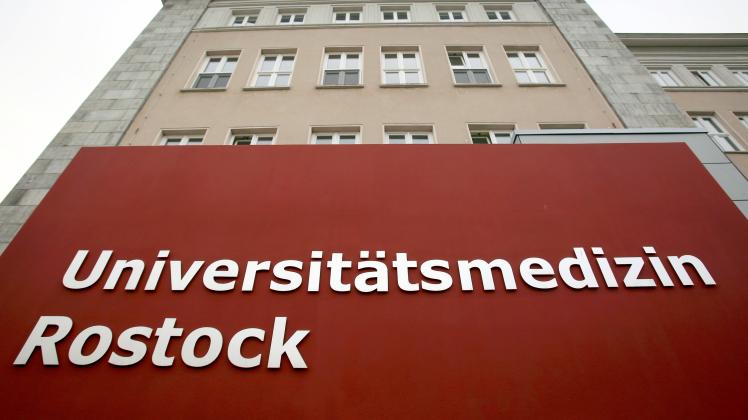 Ein Hinweisschild vor dem Gebäude der Universitätsmedizin Rostock Ein Hinweisschild vor dem Gebäude der Universitätsmedizin Rostock