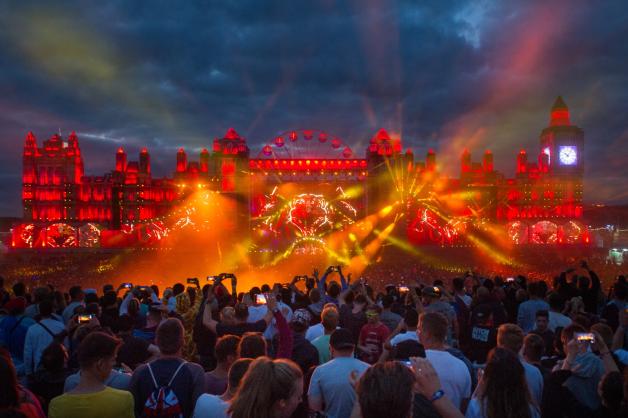 Die große Show in der Nacht zum Sonnabend vor der Hauptbühne. Gestern ging dann die 17. Auflage des Dance-Festivals zu Ende. Die große Show in der Nacht zum Sonnabend vor der Hauptbühne. Gestern ging dann die 17. Auflage des Dance-Festivals zu Ende.