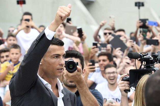 Hunderte Menschen begrüßten Weltstar Cristiano Ronaldo in Turin. Hunderte Menschen begrüßten Weltstar Cristiano Ronaldo in Turin.