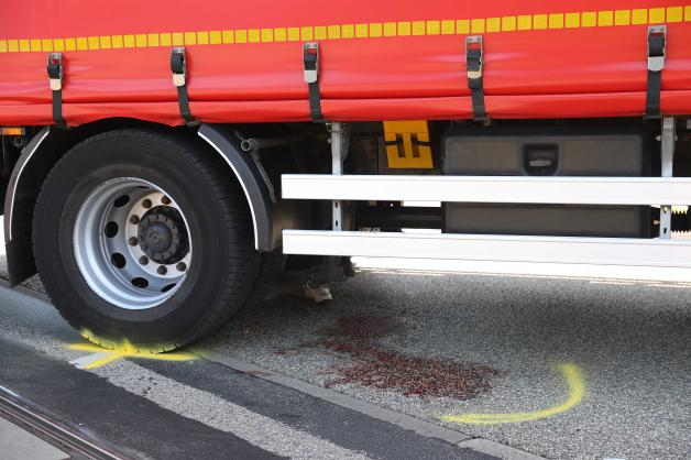 Schwerer Unfall in Rostock: Lkw überrollt Seniorin in der Südstadt Schwerer Unfall in Rostock: Lkw überrollt Seniorin in der Südstadt