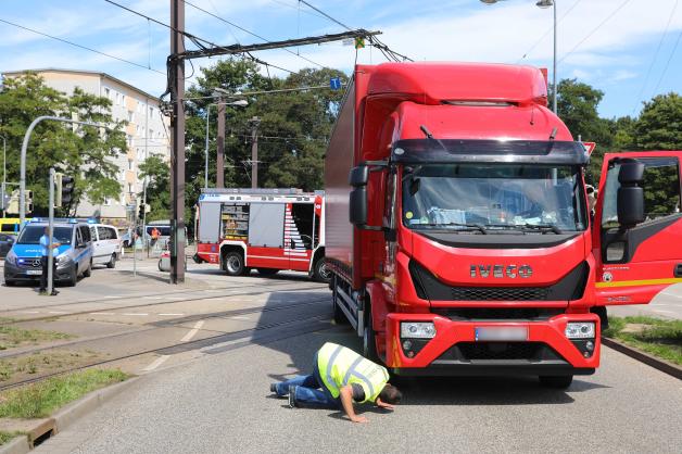Schwerer Unfall in Rostock: Lkw überrollt Seniorin in der Südstadt
