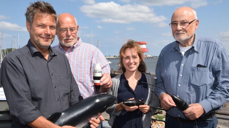 Verlängerten die Vereinbarung zum Schutz der Schweinswale: (v. l.) Umweltminister Robert Habeck, Lorenz Markwardt (Vorsitzender des Landesfischereiverbandes), OIC-Leiterin Hannah Sliwka und Wolfgang Albrecht (Vorsitzender des Fischereischutzbundes).