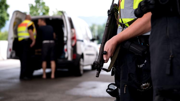 Grenzkontrolle in Bayern: Ein Polizist trägt eine Langwaffe. 