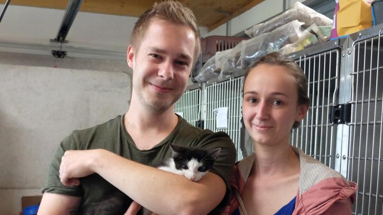 Stolze Katzenbesitzer:  Laura Knitter und David Robl wissen Tierheimkatzen aus Erfahrung zu schätzen, denn die Tiere sind bereits resozialisiert, geimpft und kastriert. So fand Kater Logan ein neues Zuhause.  Fotos: mikl 