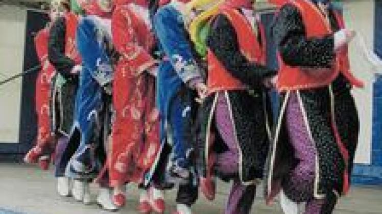 Exotisches Flair verbreitet die Tanzgruppe des Alevitischen Kulturvereins auf vielen Veranstaltungen (wie hier auf der Holstenköste-Folklorebühne). Foto: Vaquette