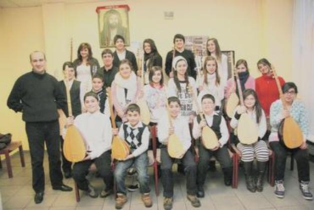 Ein typisch anatolisches Instrument: Rund 30 Kinder und Jugendliche im Alter von 4 bis 17 Jahren spielen in der Saz-Gruppe unter dem Leiter Ali Temiz (links).