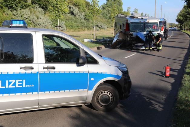 Schwerer Unfall in Rostock: Nostalgisches Wohnmobil kracht nach Achsenbruch gegen Lichtmast Schwerer Unfall in Rostock: Nostalgisches Wohnmobil kracht nach Achsenbruch gegen Lichtmast