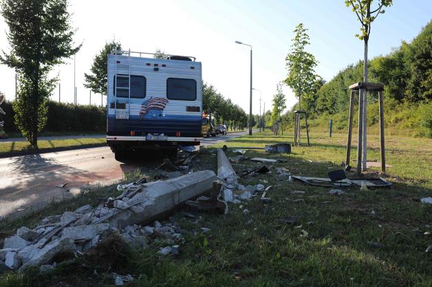 Schwerer Unfall in Rostock: Nostalgisches Wohnmobil kracht nach Achsenbruch gegen Lichtmast