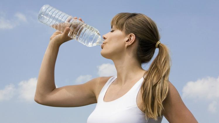 Mineralwasser ist nicht nur ein guter Durstlöscher, sondern auch gesund für den Körper - insbesondere für die Zähne.