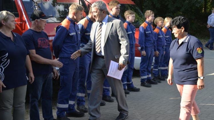 Die Freude war auf beiden Seiten groß, Innenminister Lorenz Caffier begrüßt Mitglieder der angetretenen Strohkirchener Feuerwehr...
