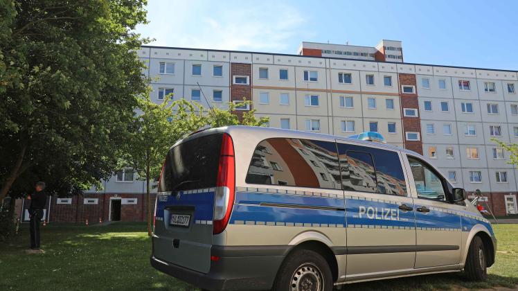 Rostock: Kleinkind stürzt aus Fenster von Mehrfamilienhaus und wird schwer verletzt