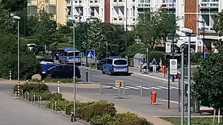 Betrunkene Frau mit Waffe sorgt für Aufregung in Rostocker Kindertagesstätte: Polizei nach Bedrohungslage im Einsatz
