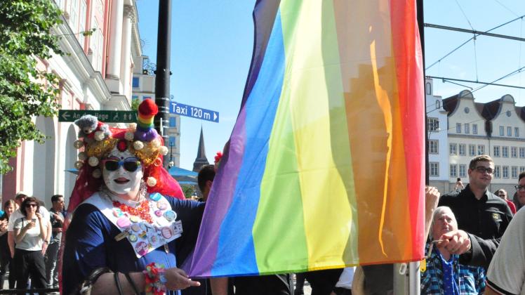 Mehrere Tausend Menschen gehen heute in Rostock auf die Straße, um für die Akzeptanz und Gleichstellung von Homo-, Bi- und Transsexuellen zu demonstrieren. Vor dem Rathaus weht bereits die Regenbogenflagge, das Symbol der queeren Gemeinschaft.