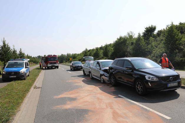 Rostock: Domino-Unfall mit drei Fahrzeugen fordert sieben Verletzte in Neu Hinrichsdorf