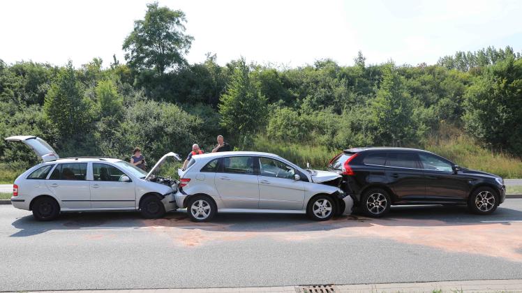 Rostock: Domino-Unfall mit drei Fahrzeugen fordert sieben Verletzte in Neu Hinrichsdorf