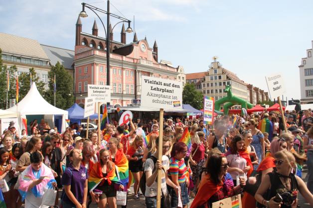 Unzählige Regenbogen-Fahnen standen beim 16. CSD in Rostock für Vielfalt in der Liebe und auf dem Lehrplan.  Fotos: mapp 