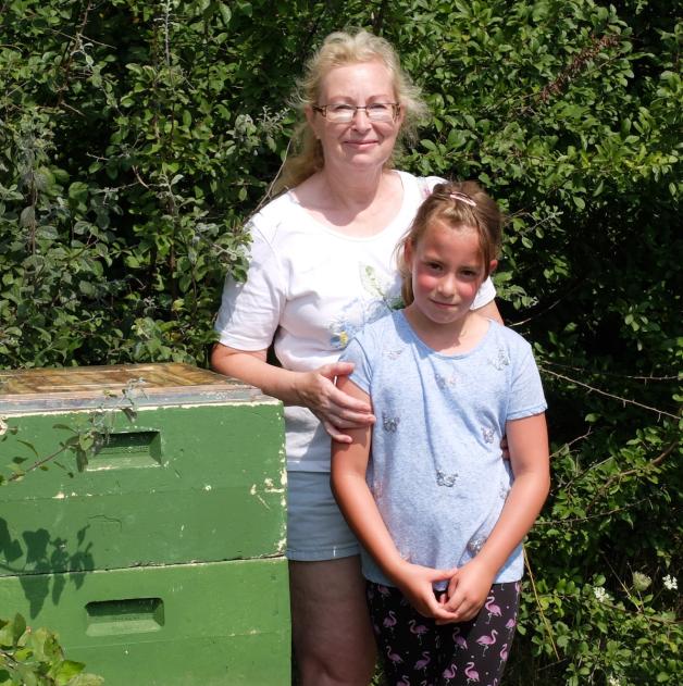 Marianne Fester und ihre Enkelin Finja wagten sich bis an die Einflugschneise der fleißigen Bienen und beobachteten das Treiben vor dem Bienenstock.