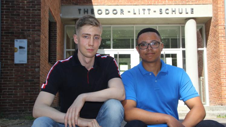 Die beiden Schülervertreter der Theodor-Litt-Schule Felix Bockmann (links) und Ray-Kevin Finger informieren sich über Menschenrechte in den USA.