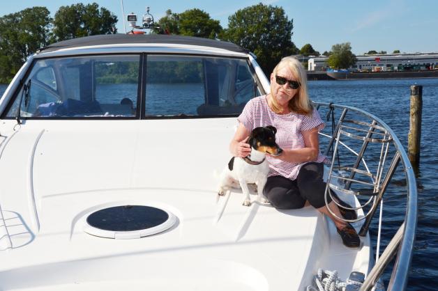 Vierbeiner an Bord: Der Jack-Russell-Terrier „Klaus Jürgen“ ist immer dabei, wenn Helga Schäfer mit ihrem Mann Uwe auf Motorboot-Törn geht. 