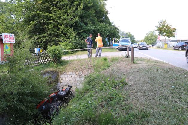 Schwerer Arbeitsunfall in Bargeshagen: 59-Jähriger stürzt mit Aufsitzrasenmäher in Graben Schwerer Arbeitsunfall in Bargeshagen: 59-Jähriger stürzt mit Aufsitzrasenmäher in Graben