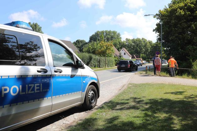Schwerer Arbeitsunfall in Bargeshagen: 59-Jähriger stürzt mit Aufsitzrasenmäher in Graben