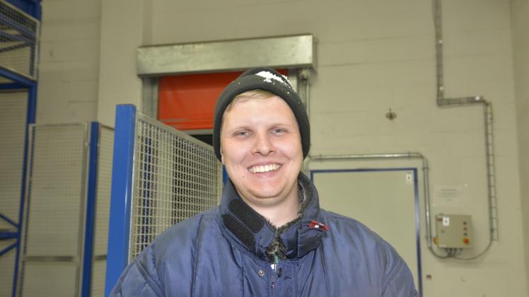 Mit Schnee auf der Pudelmütze und bei Minus 25 Grad Celsius hat Kommissionierer Philipp Arend trotzdem gut Lachen. Fotos: dihi Mit Schnee auf der Pudelmütze und bei Minus 25 Grad Celsius hat Kommissionierer Philipp Arend trotzdem gut Lachen. Fotos: dihi