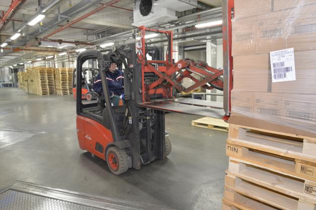 Im Logistikbereich müssen ständig Lkw ent- und beladen werden. Hier herrschen Temperaturen von bis zu plus acht Grad Celsius. Im Logistikbereich müssen ständig Lkw ent- und beladen werden. Hier herrschen Temperaturen von bis zu plus acht Grad Celsius.