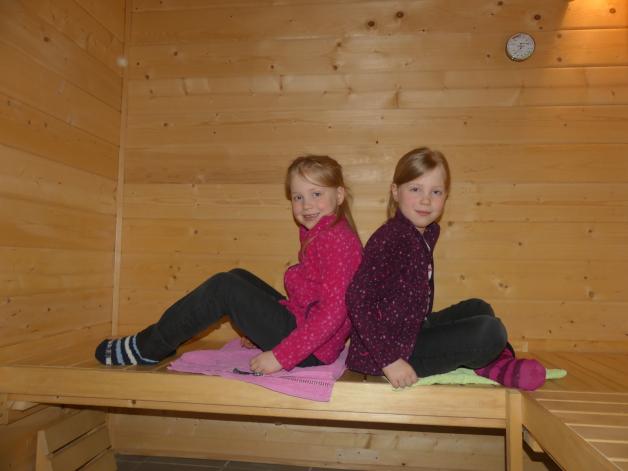 In der Sauna  der Einrichtung genießen die Zwillinge Lotta und Hanna (v.l.) die Wärme und die erzählten Geschichten.