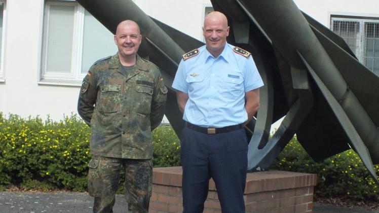 Tauschen sich aus: Oberstleutnant Siegfried Kraus (r.) und Generalleutnant Ingo Gerhartz  