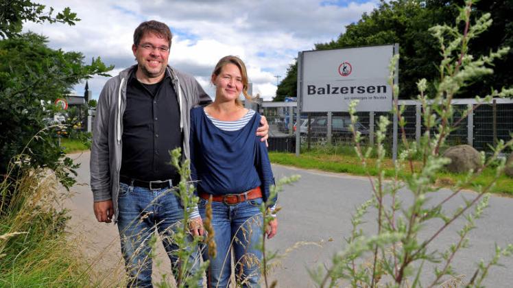 Die Diskussion ist zurück– mitten im Sommer: Jörg und Angela Wolff von der Harrisleer Bürgerinitiative vor der Deponie Balzersen am Ellunder Weg.