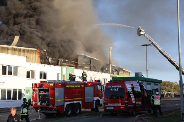 Brand in einer Recycling-Anlage rief 100 Feuerwehrleute mit rund 20 Fahrzeugen auf den Plan.