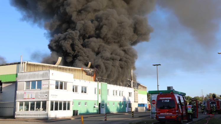 Schwarze Rauchsäule über Rostock: Große Verwertungshalle samt Sortieranlage bei Recycling-Betrieb in Neu Hinrichsdorf lichterloh in Flammen