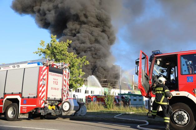 Brand in einer Recycling-Anlage rief 100 Feuerwehrleute mit rund 20 Fahrzeugen auf den Plan.