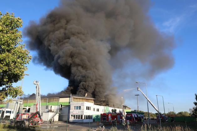 Schwarze Rauchsäule über Rostock: Große Verwertungshalle samt Sortieranlage bei Recycling-Betrieb in Neu Hinrichsdorf lichterloh in Flammen