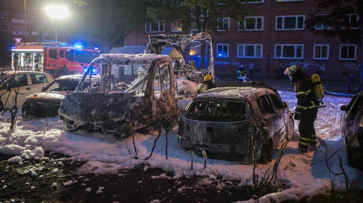 Totalschaden: Auch der Schaumeinsatz konnte die brennenden Fahrzeuge nicht retten.