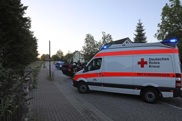 Betrunkene Polizistin verursacht schweren Verkehrsunfall in Rostock - Pkw rast in parkenden Wagen und überschlägt sich - Fahrerin verletzt - Führerschein nach 1,2 Promille von Kollegen eingezogen