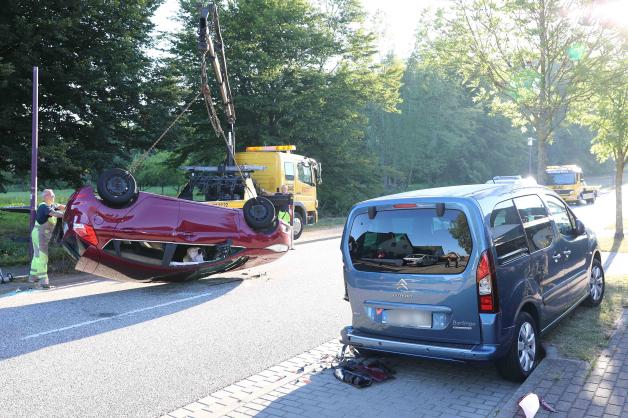 Betrunkene Polizistin verursacht schweren Verkehrsunfall in Rostock - Pkw rast in parkenden Wagen und überschlägt sich - Fahrerin verletzt - Führerschein nach 1,2 Promille von Kollegen eingezogen