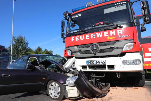 Feuerwehrauto auf Einsatzfahrt in Rostock verunglückt: Pkw kracht in Neu Hinrichsdorf in abbiegendes Löschfahrzeug - 2 Verletzte
