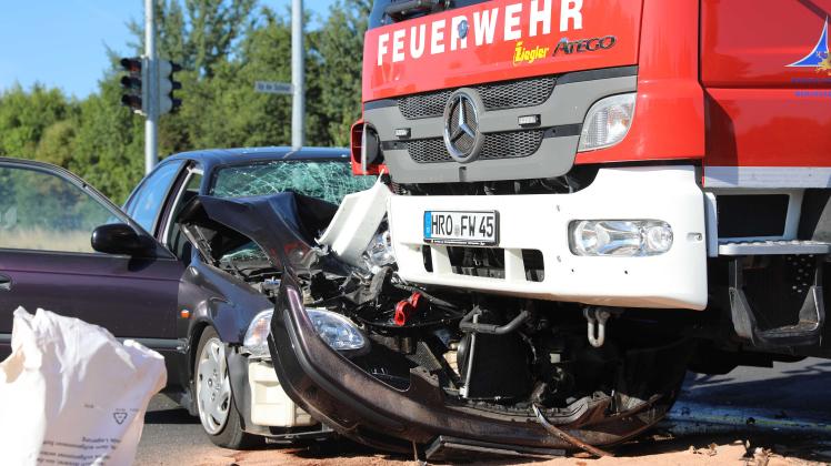 Feuerwehrauto auf Einsatzfahrt in Rostock verunglückt: Pkw kracht in Neu Hinrichsdorf in abbiegendes Löschfahrzeug - 2 Verletzte