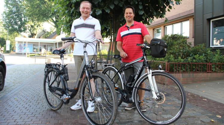 Bernd Weiher (CDU, links) und Eike Kuhrcke (CDU) sind für die Radtour durch die Eulenstadt bereits startklar. 