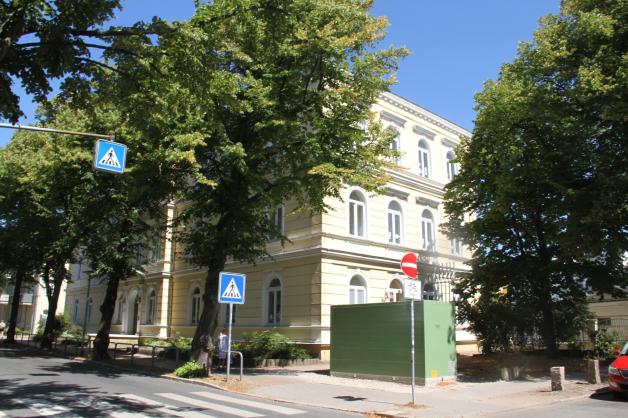 Für das alte Gasdruck-Regelhäuschen in der Schulstraße ist neben dem alten Schulgebäude ein Ersatz geschaffen worden. Für das alte Gasdruck-Regelhäuschen in der Schulstraße ist neben dem alten Schulgebäude ein Ersatz geschaffen worden.