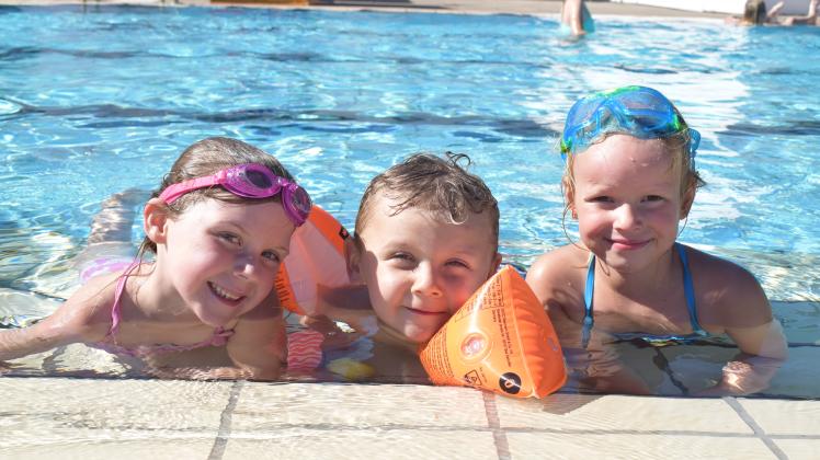 Auch Marlena (5, von links), Jonas (3) und Paula (5) genießen das tolle Badewetter. 