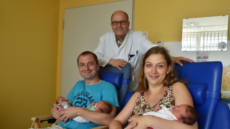 Freuen sich auf ihr Leben als fünfköpfige Familie: Carmen und Bogdan Craciun mit ihren Drillingen Emma, Antonia und Alice (von links) sowie Dr. Dirk Manfred Olbertz, Chef der Neonatologie. 