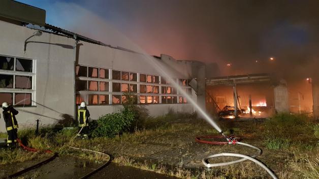 Großbrand einer Lagerhalle in Satow (LRO)