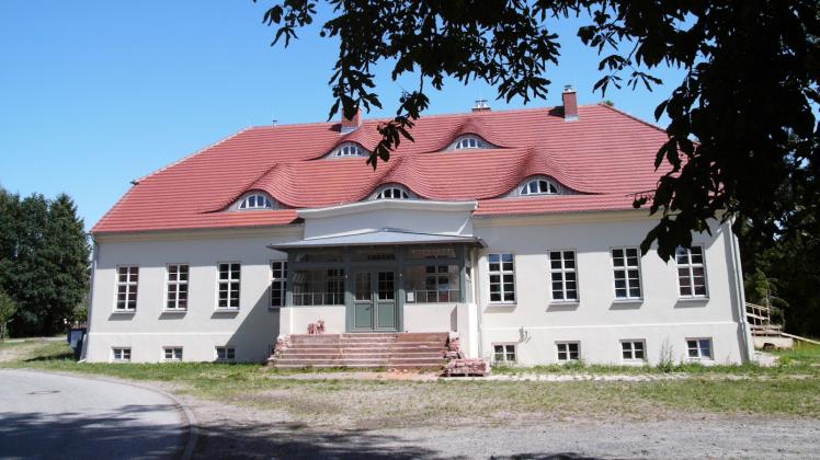 Zweitrenoviert und seit 1994  im Besitz der Familie von Fuchs: das Gutshaus in Zahren. 